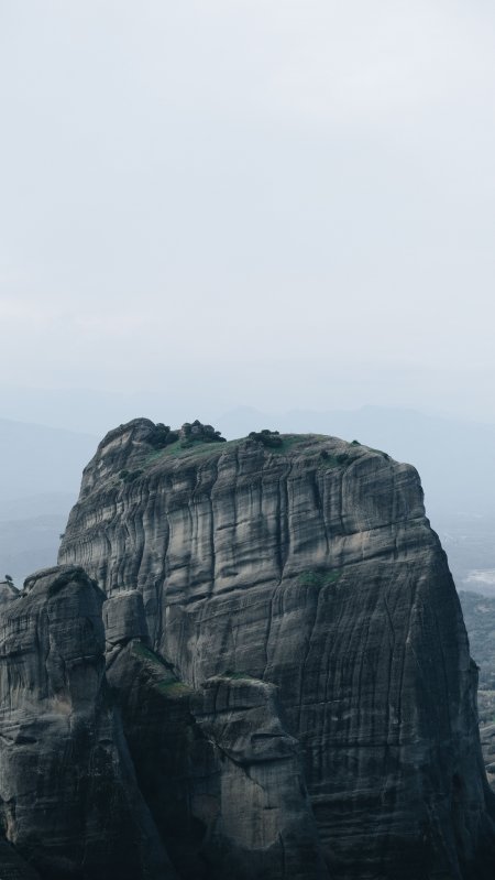 希腊迈泰奥拉巨岩峭壁灰蓝风景手机壁纸