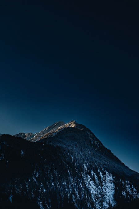 雪山峰顶晨光微照深蓝风景手机壁纸