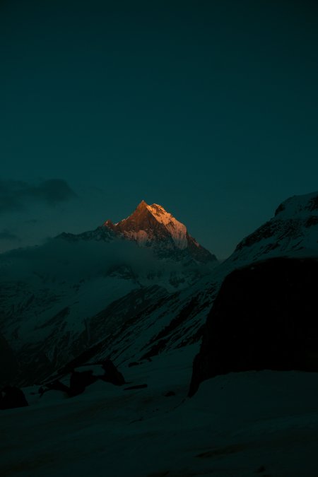 雪山峰顶金光闪耀蓝黑风景手机壁纸