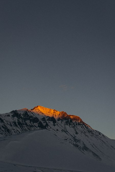 雪山峰顶金光闪耀蓝灰风景手机壁纸