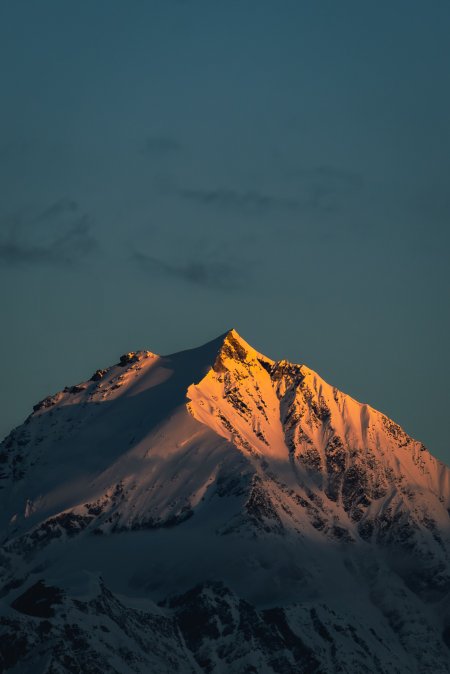 雪山峰顶金光闪耀蓝灰风景手机壁纸1