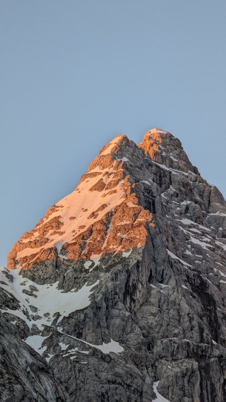 雪山峰顶霞光映照蓝灰风景手机壁纸