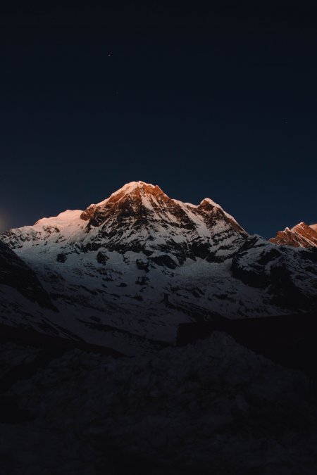 雪山峰顶霞光映照深蓝夜空风景手机壁纸