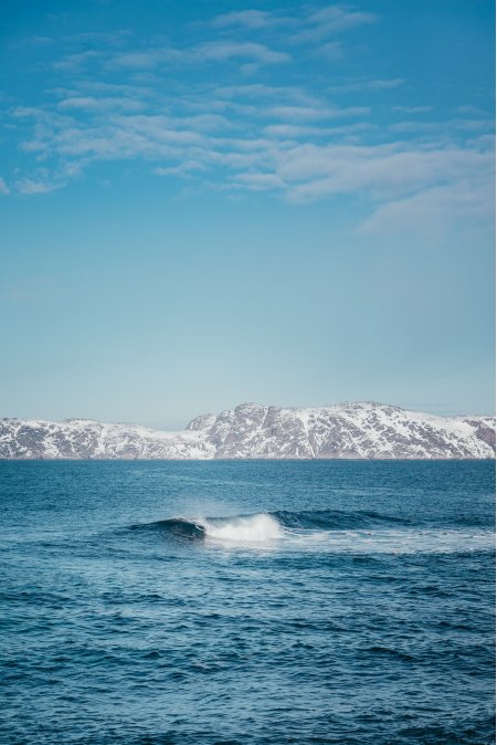 雪山海岸浪花翻涌蓝白风景手机壁纸