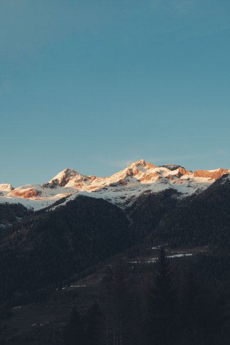 雪山金顶映照蓝空暖金风景手机壁纸