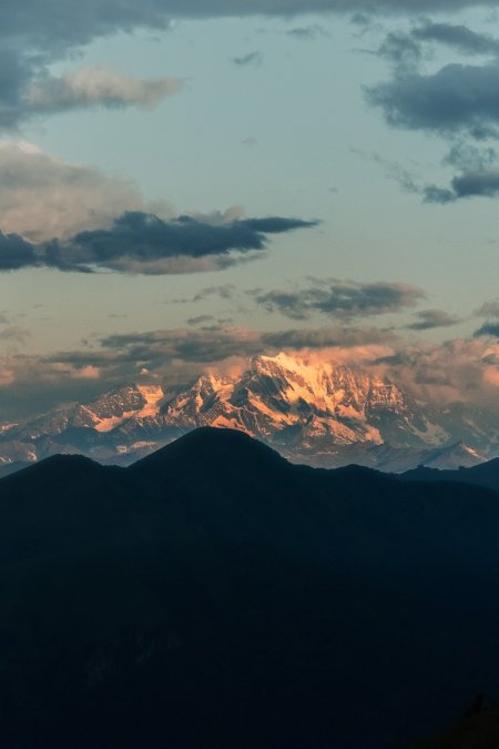 雪山金顶云海缭绕蓝灰风景手机壁纸