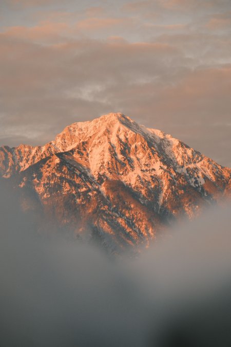 雪山金顶云海缭绕暖橙风景手机壁纸
