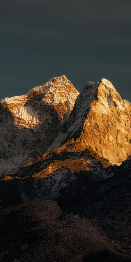雪山金光照射巍峨峰顶暗金风景手机壁纸