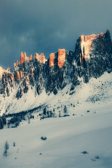 雪山峻岭夕阳染金蓝灰风景手机壁纸