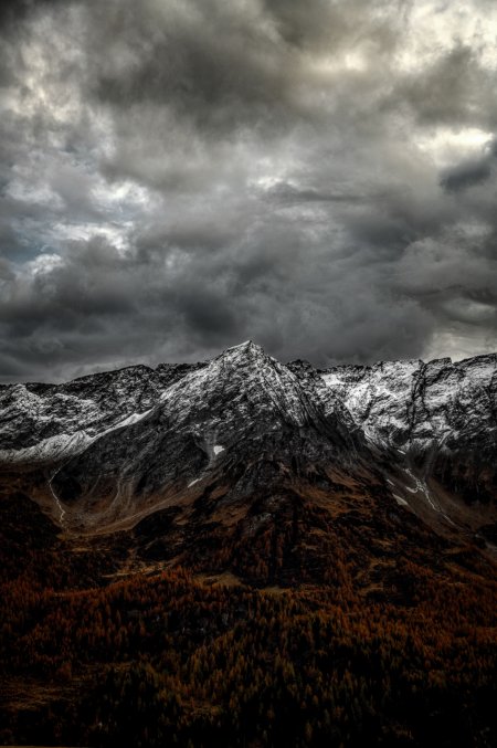 雪山峻岭云层密布暗灰风景手机壁纸