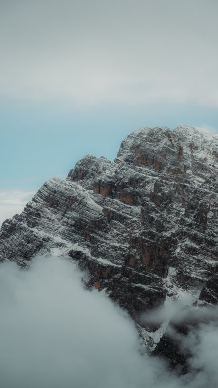 雪山峻岭云雾缭绕灰蓝风景手机壁纸