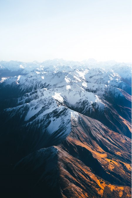 雪山连绵光影交错蓝白橙风景手机壁纸