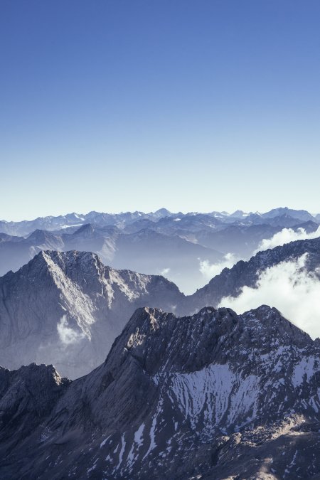雪山连绵云海缭绕蓝白风景手机壁纸