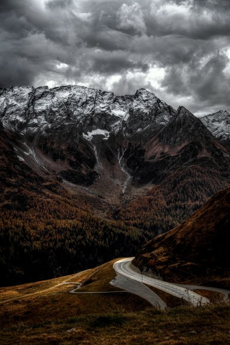 雪山蜿蜒公路秋林暗灰风景手机壁纸