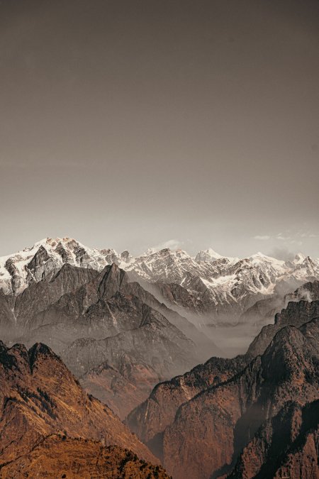 雪山巍峨层峦叠嶂灰褐风景手机壁纸