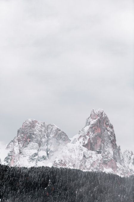 雪山巍峨覆雪粉灰风景手机壁纸精选