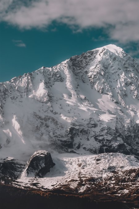 雪山巍峨积雪覆盖蓝白风景手机壁纸