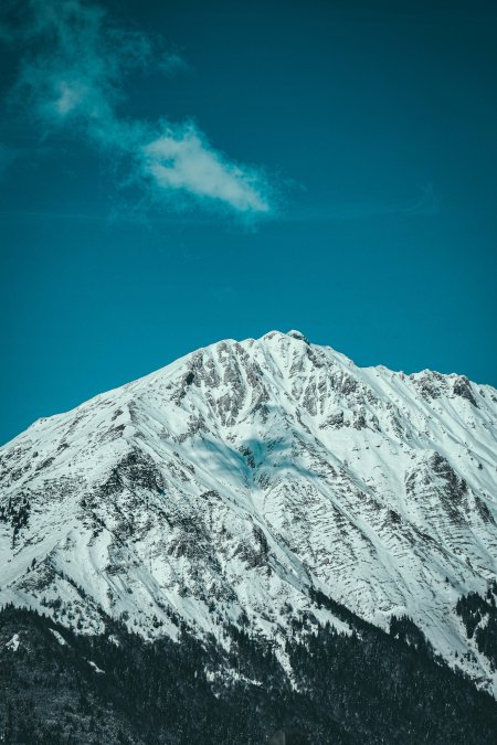 雪山巍峨积雪覆盖蓝白风景手机壁纸1