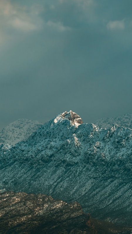 雪山巍峨积雪覆盖青灰风景手机壁纸