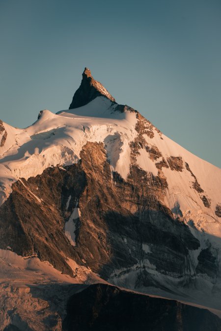 雪山巍峨尖峰夕照暖金风景手机壁纸