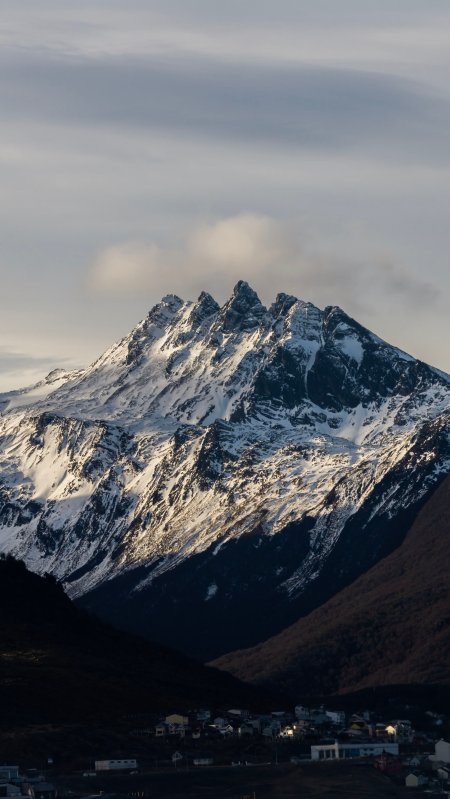 雪山巍峨日照金辉蓝灰风景手机壁纸