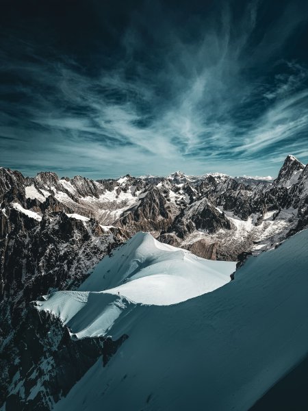 雪山巍峨雪峰连绵蓝白风景手机壁纸