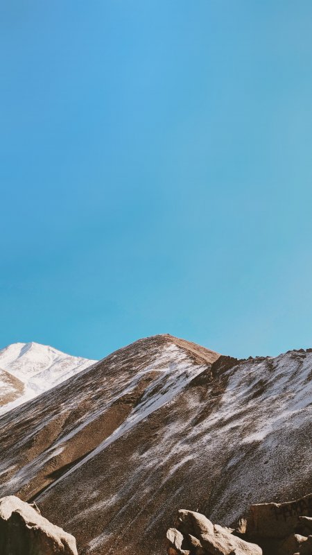 雪山巍峨雪覆岩壁蓝白风景手机壁纸