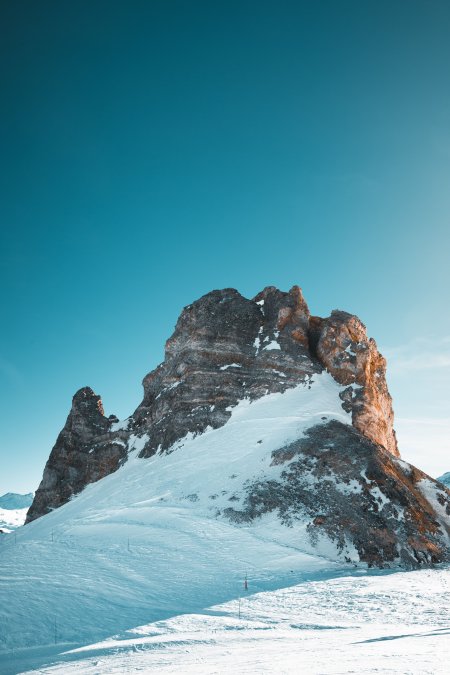 雪山巍峨岩壁裸露蓝白风景手机壁纸