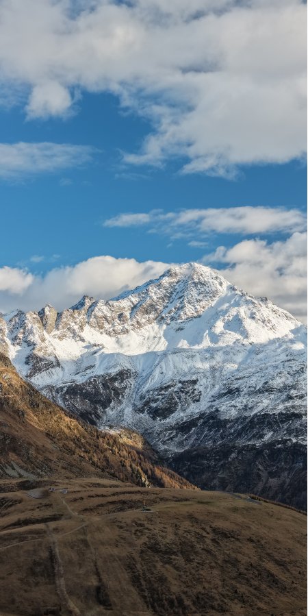 雪山巍峨云海环绕蓝白风景手机壁纸1