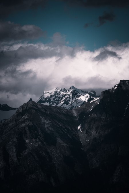 雪山巍峨云海缭绕暗蓝风景手机壁纸