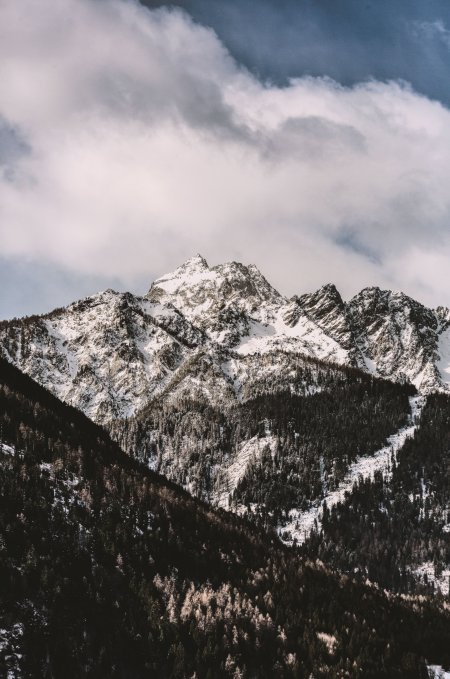 雪山巍峨云海缭绕蓝灰风景手机壁纸