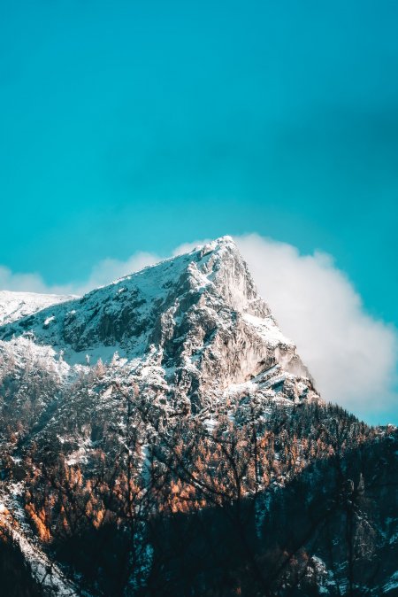 雪山巍峨云绕峰顶蓝白风景手机壁纸