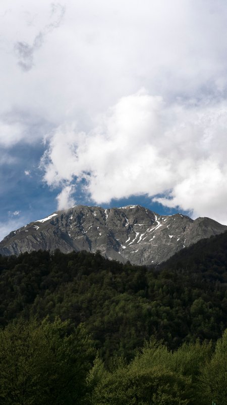 雪山巍峨云绕峰顶蓝白风景手机壁纸1