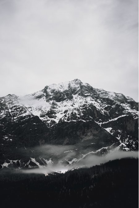 雪山巍峨云雾缭绕黑白风景手机壁纸