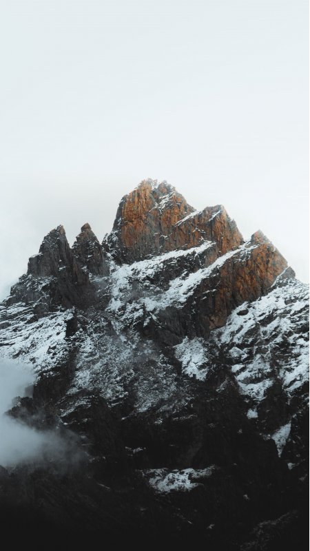 雪山巍峨云雾缭绕橙灰风景手机壁纸