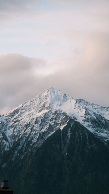雪山巍峨云雾缭绕蓝白风景手机壁纸