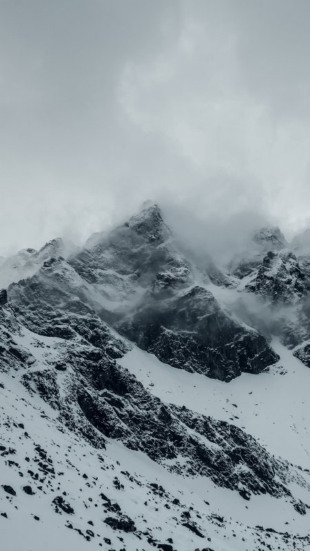 雪山巍峨云雾缭绕灰白风景手机壁纸