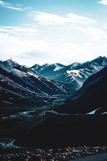 雪山峡谷蜿蜒公路蓝白风景手机壁纸