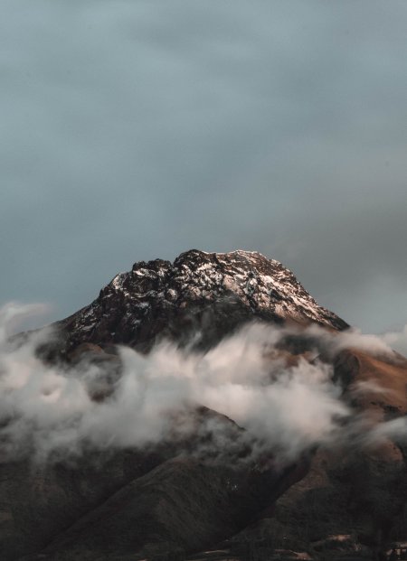 雪山云海缭绕灰蓝风景手机壁纸精选1
