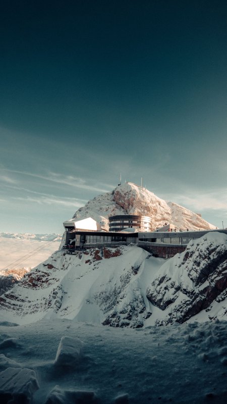 雪山之巅现代建筑蓝白风景手机壁纸