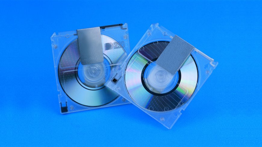 透明盒光盘反光蓝底静物特写电脑壁纸