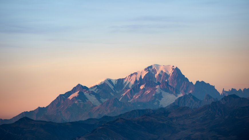 勃朗峰雪顶霞光蓝紫风景电脑壁纸