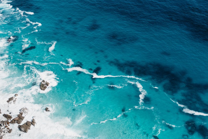大海礁石浪花飞溅蓝白风景电脑壁纸