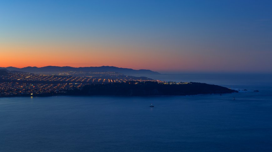海岸城市夜景灯火橙蓝风景电脑壁纸