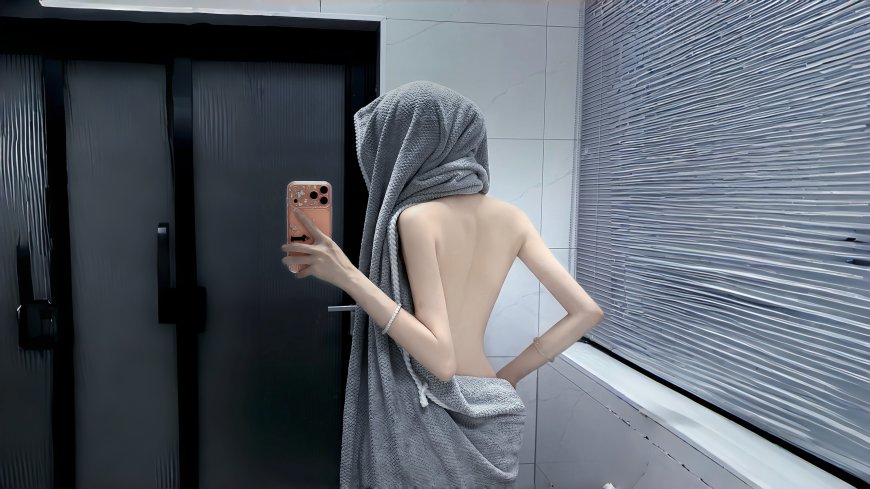 灰毛巾裹身自拍美女冷灰人物摄影电脑壁纸