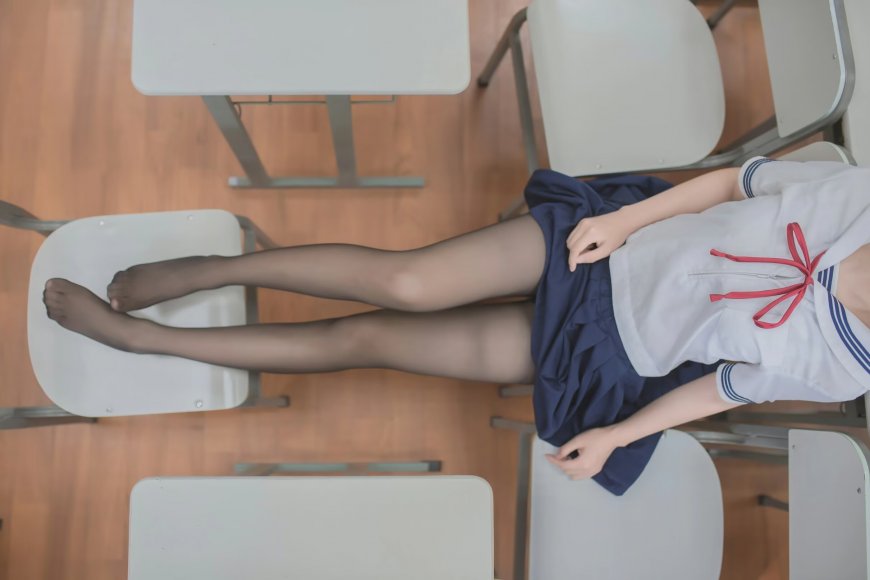 教室少女水手服黑丝坐姿暖木人物摄影电脑壁纸