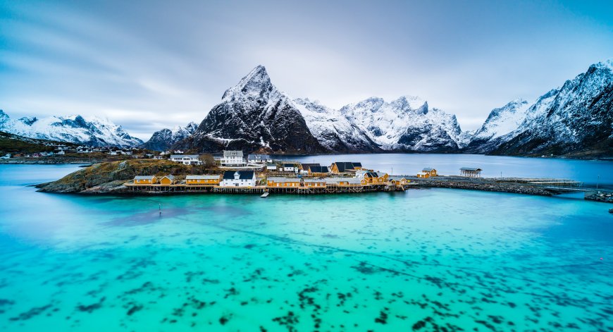 挪威罗弗敦群岛雪峰渔村蓝绿风景电脑壁纸
