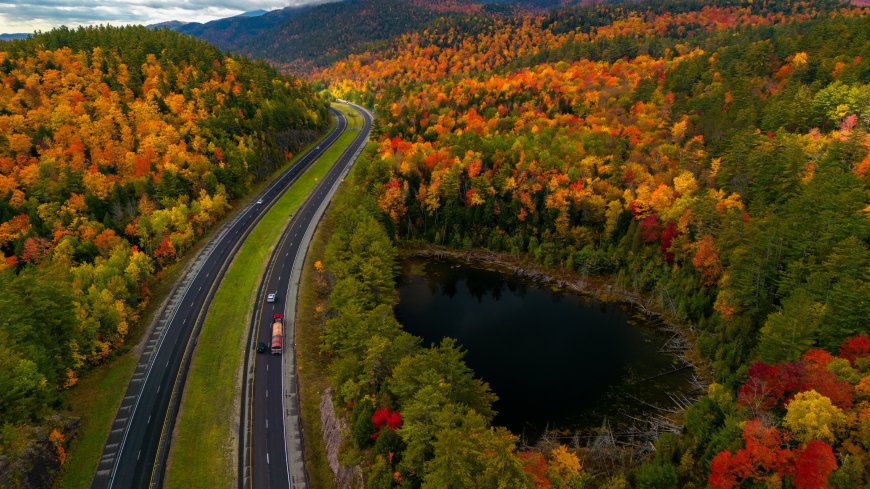 秋日山林公路湖泊彩林橙红风景电脑壁纸
