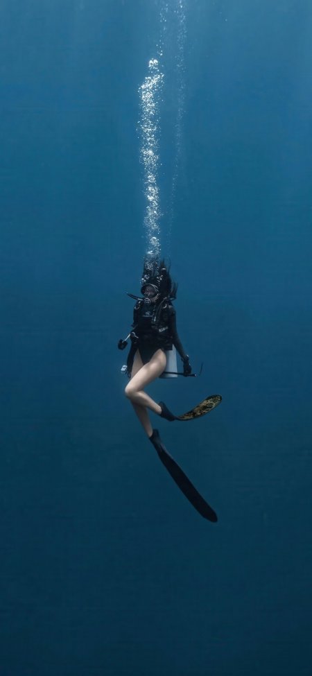 深海潜水美女蓝调人物摄影手机壁纸