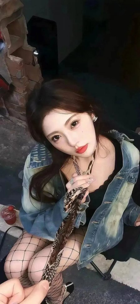 美女牛仔外套渔网袜红唇暖调人摄影手机壁纸